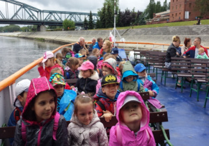 Dzieci płyną statkiem po Wiśle.